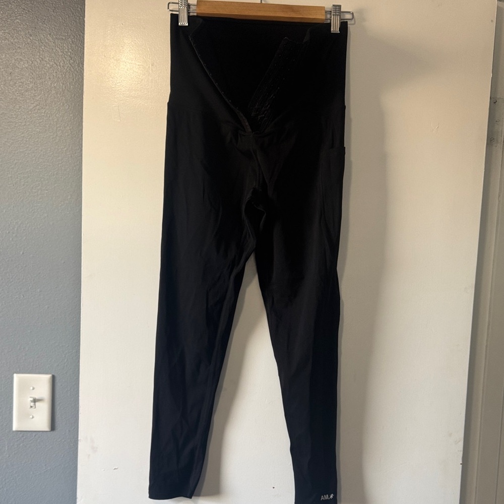 Athletic Motion Black w/ Pockets High-Waisted/ shaping Leggings- size XL 10/12